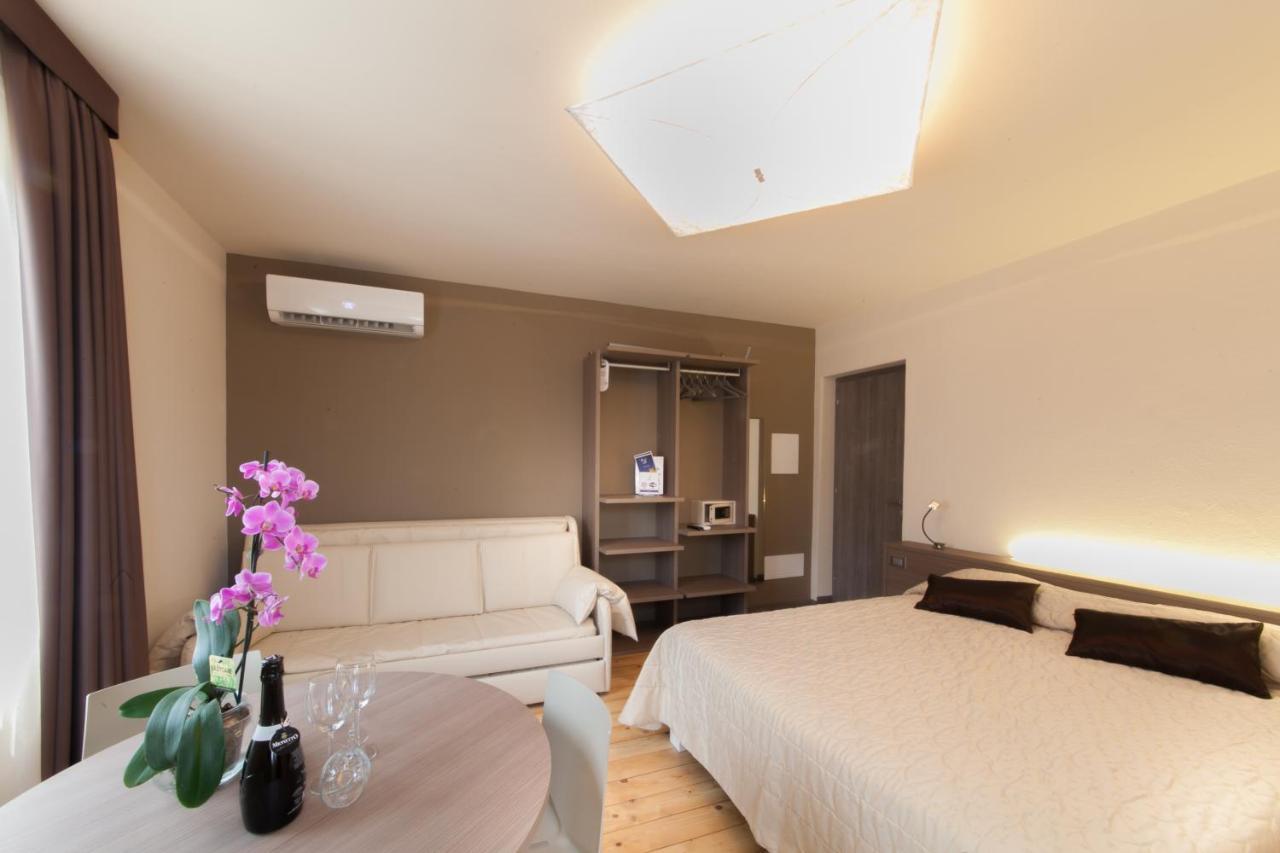 International Rooms & Apartments ซีร์มิโอเน ภายนอก รูปภาพ