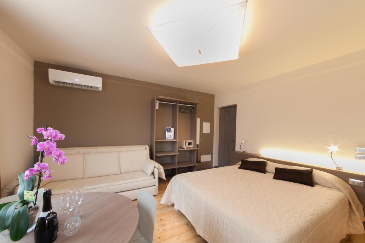 International Rooms & Apartments ซีร์มิโอเน ภายนอก รูปภาพ