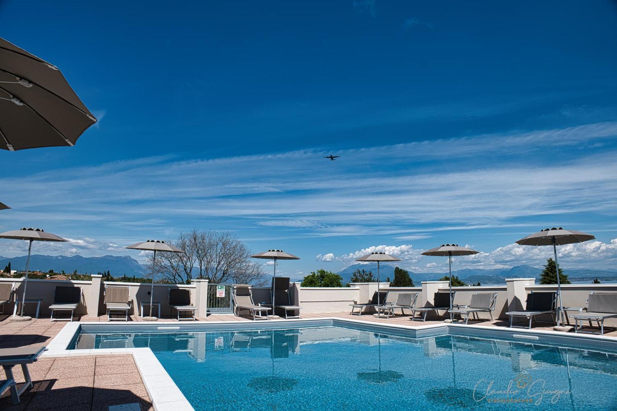 International Rooms & Apartments ซีร์มิโอเน ภายนอก รูปภาพ